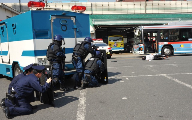 警視庁と羽田京急バスなどが合同で行った路線バスのテロ対策訓練