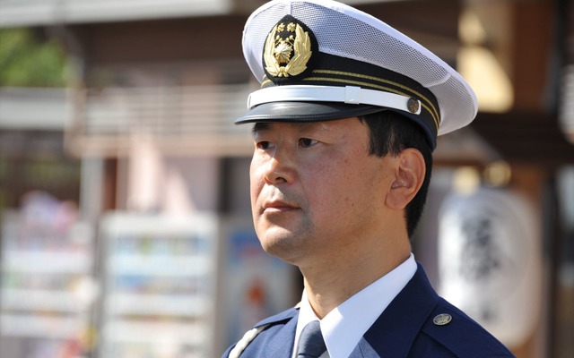 ハザードランプ点灯を呼び掛ける、静岡県警高速隊・望月敏行副隊長