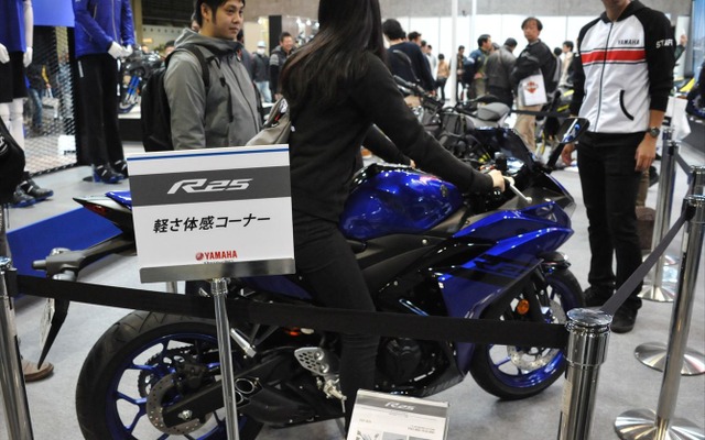 今年1月に発売されたばかりの「YZR-R25」を「軽さ体験コーナー」で試乗する来場者。車体をライダーが支えているため車重が体感できる。