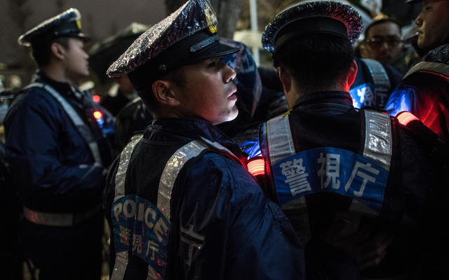反安倍政権デモの警備にあたる警官（3月16日、東京）。　(c) Getty Images