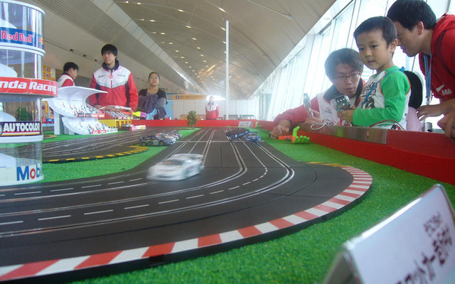 【東京モーターショー07】気分はF1、ちびっこが熱いバトル