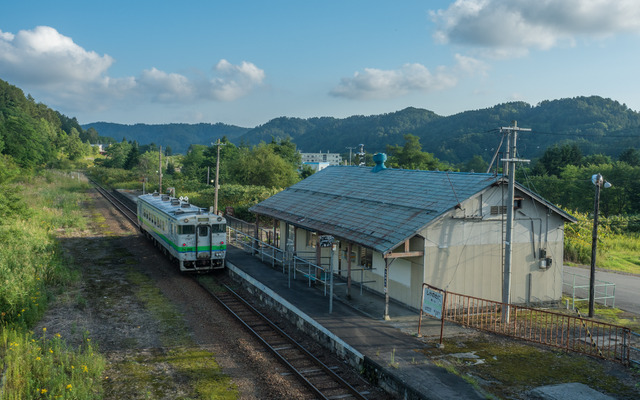 夕張支線鹿ノ谷駅で発車を待つ上り列車。かつては夕張支線を軸に、炭鉱へ通じる私鉄や専用線が接続していたが、その面影も消えようとしている。鹿ノ谷駅はかつて、夕張本町駅と野幌駅を結んでいた夕張鉄道が接続しており、広大な側線や機関庫が炭鉱鉄道の威容を示していた。