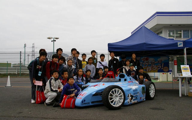 中学生が作った電気自動車、サーキットを走る…日本EVフェスティバル