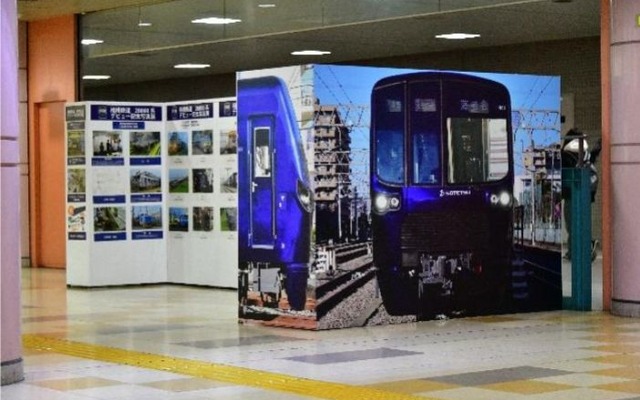 湘南台駅で開催されている「相模鉄道20000系デビュー記念写真展」の様子。