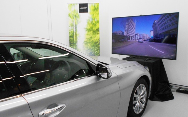 Bose Aware Signal Steering Technology 体験の様子。景色とフロントウィンドーに表示されるマークは、液晶画面で再現