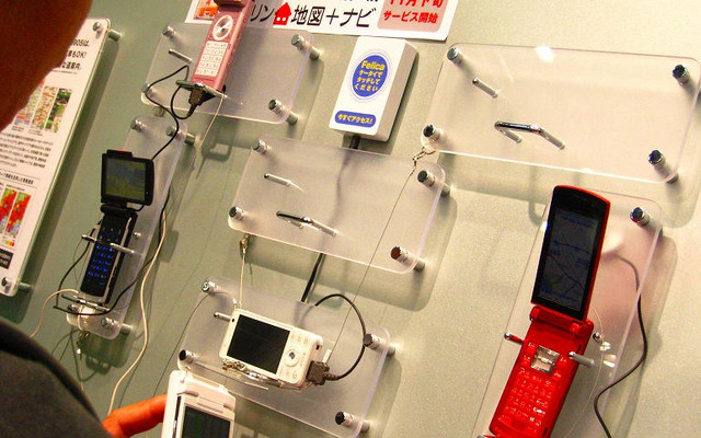 【東京モーターショー07】ゼンリンブースでドコモ 905i シリーズを体感