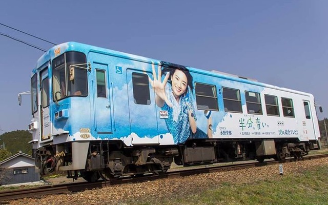 4月1日から運行を開始した明知鉄道の『半分、青い。』ラッピング列車。ドラマのタイトルと同じく、車体の半分が青い。