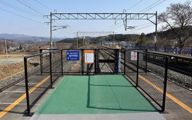 滝沢駅2・3番線ホームの盛岡側に設置されているトレインスポッターズ。「駅での鉄道撮影を規制するより、そのスペースを設けたほうがよいのでは？」という「お立ち台」的な発想で生まれた全国初の駅の鉄道撮影専用スペースだ。