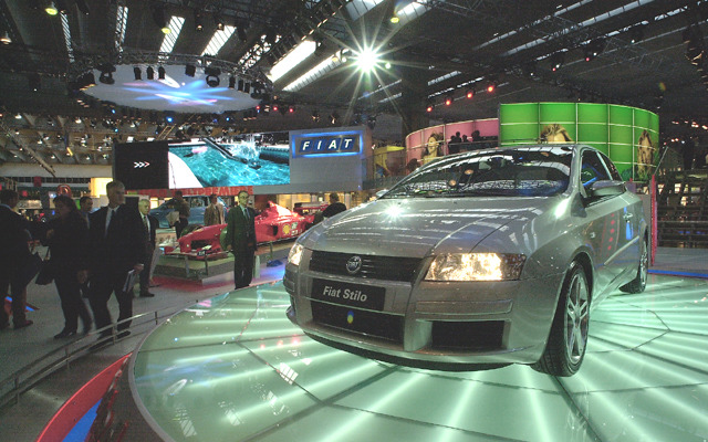 【フランクフルトから東京ショー2001へ】やっと車内を見せたフィアット『スティーロ』