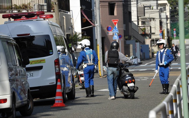 通学路一斉検問の様子。子供たちの登下校時、スクールゾーンにある生活道路は歩行者専用となることが多い（13日・品川区）