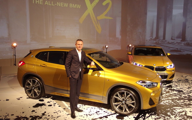 BMW X2とビー・エム・ダブリューのペーター・クロンシュナーブル代表取締役社長