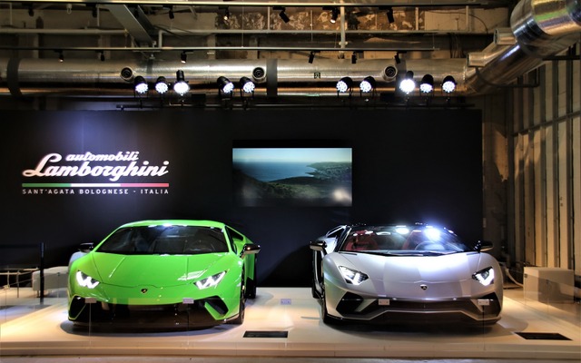 ランボルギーニ ウラカンペルフォルマンテ（左）とアヴェンタドールSロードスター（右）