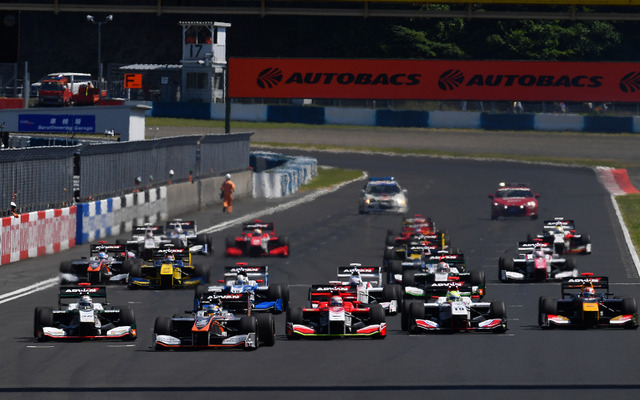 2017年スーパーフォーミュラ岡山戦の模様（当時は2レース制）。