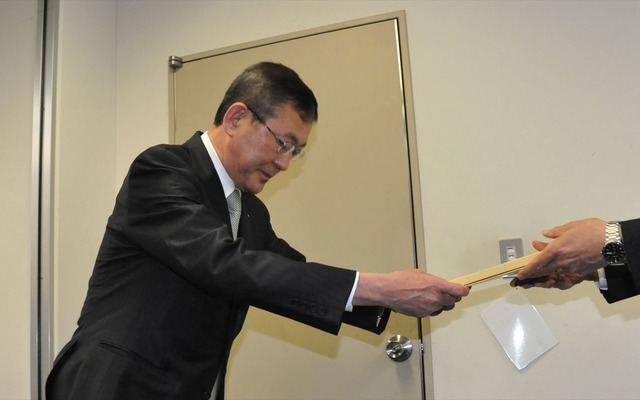 燃費・排出ガス測定データの調査で報告書を提出、謝罪するスバル・吉永社長（27日・国交省）