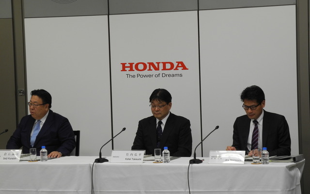 決算会見を行う（左から）倉石誠司副社長、竹内弘平専務、森澤治郎経理部長