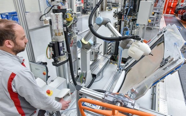 アウディの独工場に導入された人間と協調するロボット「クララ（KLARA）」（参考画像）