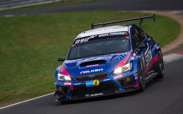 住友ゴム工業ファルケン・タイヤを履いてニュルブルクリンク24時間耐久レースに臨むスバルWRX STI。