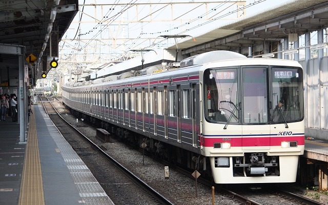 京王線の8000系では、新型VVVFインバータ装置の更新に着手。一部車両では車内設備のリニューアルも実施する。