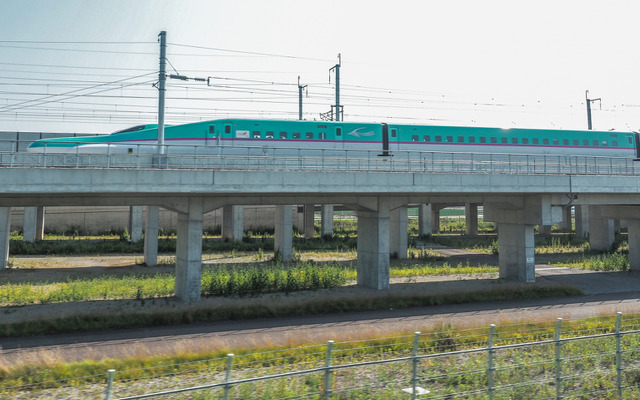 2017年度は2割以上も運輸収入が落ち込んだ北海道新幹線。JR北海道では北海道新幹線の開業ブームが落ち着いたと見ているが、青函間でフェリーへの旅客転移が進んでいることは見逃せない。写真は基地へ回送中の北海道新幹線E5系。