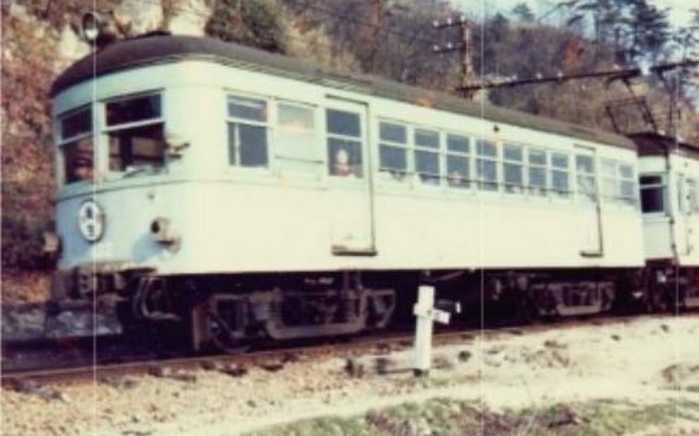 1000系1151編成に施されるスプリンググリーンとシルバーグレーの旧塗色。写真はクハ131形。