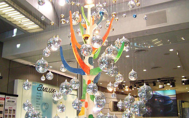 【クリスマス】ミラーボールイルミ、モニュメントツリー登場！　12月25日まで