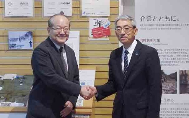知床財団 村田良介理事長（右）と日本グッドイヤー 金原雄次郎社長（左）