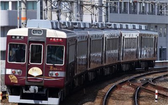 現在運行中の『京とれいん』。6両編成で2両ずつ異なる車内デザインが特徴。