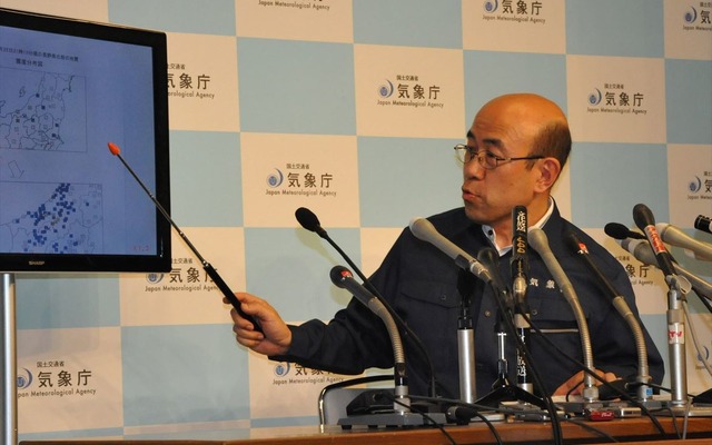 長野県北部の地震について解説する尾崎友亮地震情報企画官（26日・気象庁）