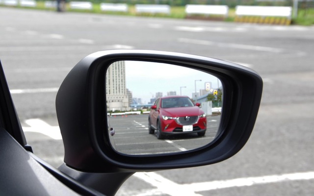 先進安全技術を装備した車の性能を保つには整備業界の質・技術の向上が欠かせない（写真はマツダ車のブラインドスポットモニタリング）