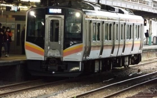 「sustina」とは、総合車両製作所の前身である東急車輌製造と東京急行電鉄が共同で開発したオールステンレス製車両のブランドで、写真のJR東日本E129系電車にも導入されている。しなの鉄道の新車は、写真のE129系をイメージしている。