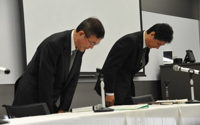 謝罪する吉永泰之社長（左）と大崎篤執行役員品質保証本部長（右）。（5日・スバル恵比寿本社ビル）
