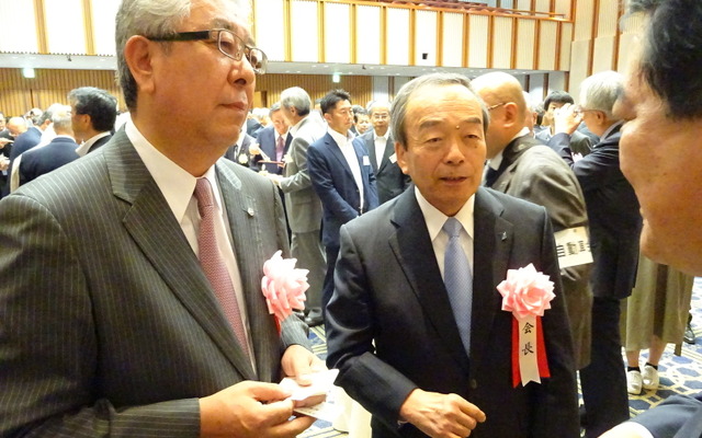 日本自動車会議所　内山田会長（中央）と小関副会長（左）