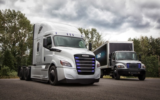 ダイムラーの新型EV大型トラック。左からフレートライナーeカスケーダ、フレートライナーeM2