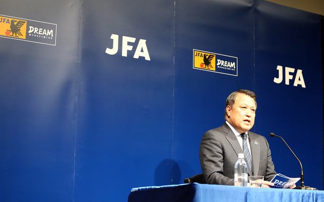 代表監督交代を発表する日本サッカー協会の田嶋幸三会長（4月9日）　(c) Getty Images