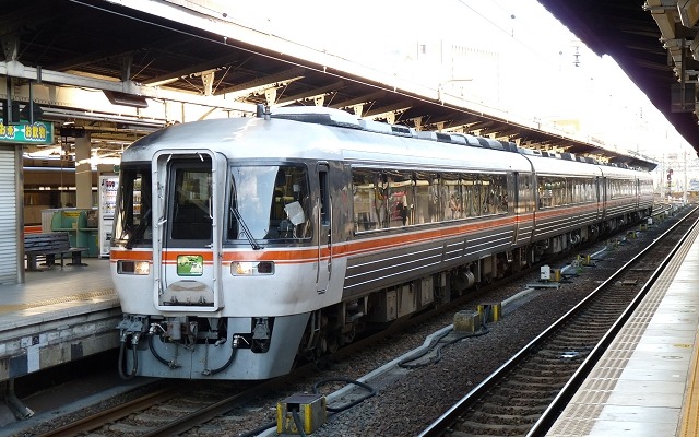 7月1日から車内Wi-Fiサービスが開始されるJR東海のキハ85系。利用可能な車両には「JR-Central FREE Wi-Fi」と書かれたオレンジ色のステッカーが貼付される。