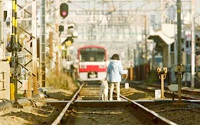 京急の赤い電車が象徴的に登場するという『駅までの道をおしえて』のビジュアルイメージ。