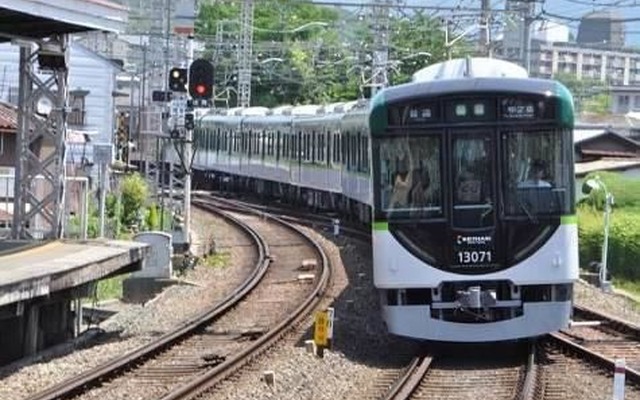 13000系は4両編成と7両編成があり、2012年度に初めて導入。2017年度まで4両編成は7本28両、7両編成は5本35両が導入されている。
