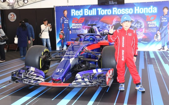 Red Bull Toro Rosso Honda STR13 Prototypeと記念撮影