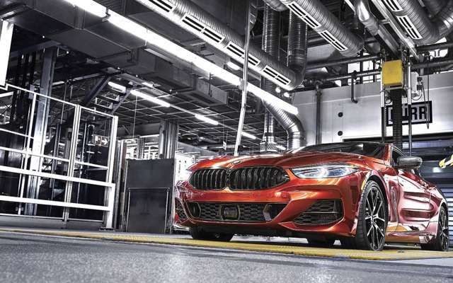 BMW の独工場からラインオフした8シリーズクーペ 新型の量産第一号車