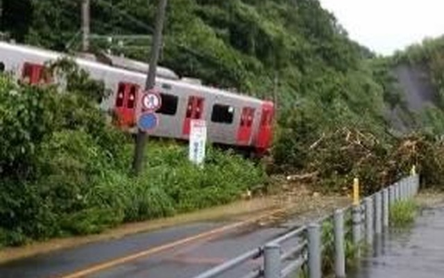 土砂流入が発生したJR九州筑肥線鹿家～浜崎間では、停車中の列車が土砂に流された。