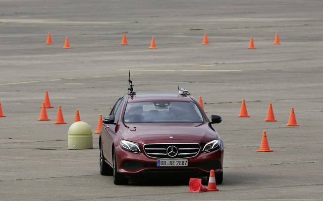 メルセデスベンツの最新自動運転車のデモ走行