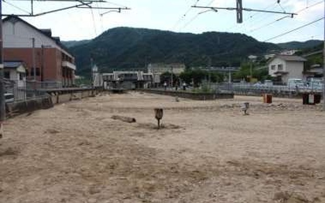 土砂が堆積した山陽本線瀬野駅構内。