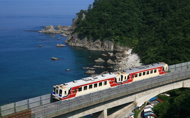 北リアス線白井海岸～堀内間を行く三陸鉄道の気動車。