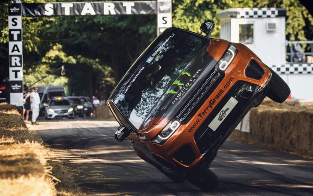 片輪走行のギネス世界新記録に挑むレンジローバースポーツ SVR