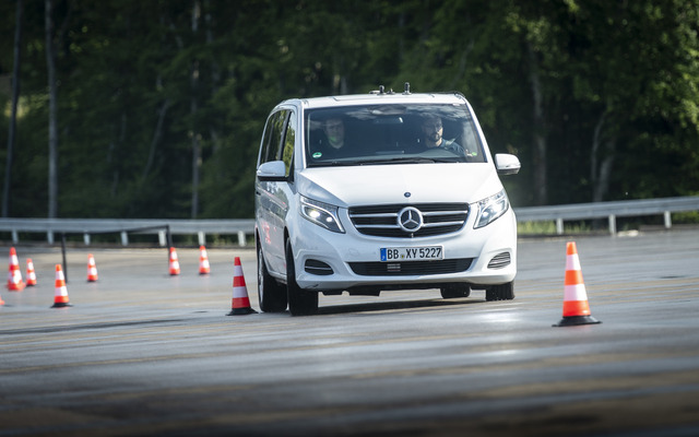 ダイムラーの最新自動運転車。メルセデスVクラスがベース