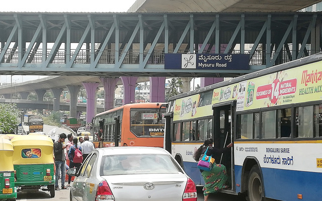 インド・ベンガルール市での地下鉄駅前の風景