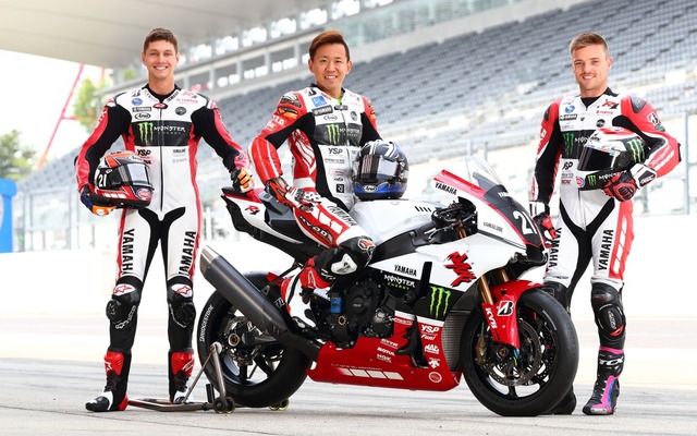 鈴鹿8耐3連覇中のYAMAHA FACTORY RACING TEAM。4連覇に向け中須賀選手（中央）の意気込みも十分だ