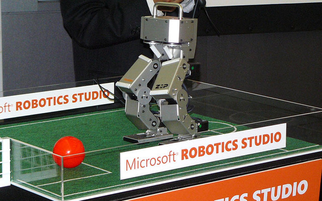 マイクロソフト、ZMP、双葉電子---3社協業で新型ロボットを発表