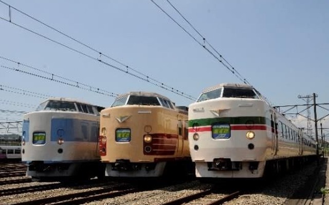 今年4月までに引退した189系電車。左からM50・M51・M52編成。