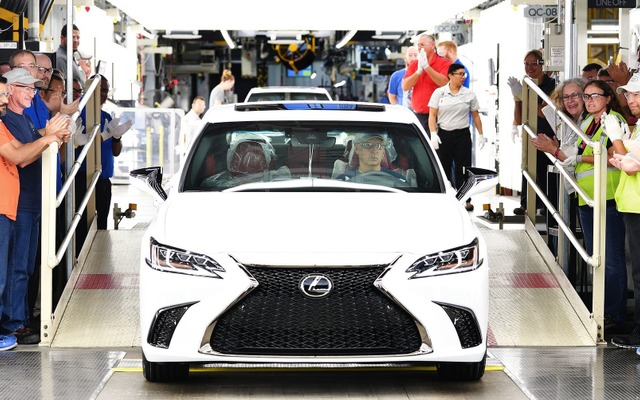 レクサス ES 新型の量産第一号車がトヨタ自動車の米国ケンタッキー州ジョージタウン工場からラインオフ